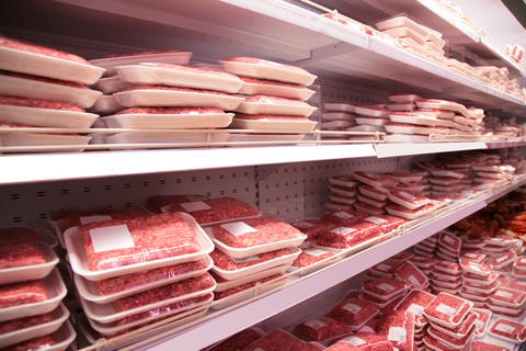 Импорт мяса в Россию упал более чем на треть