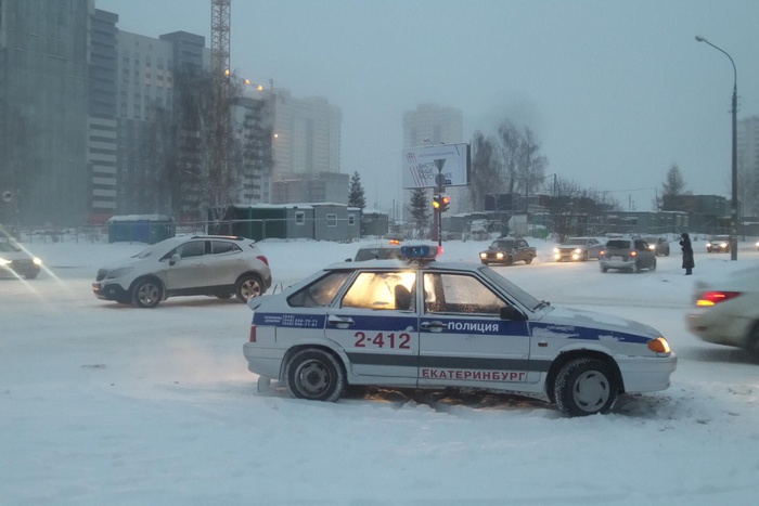 Полицейский сбил ребенка, внезапно выбежавшего из-за сугроба на Урале