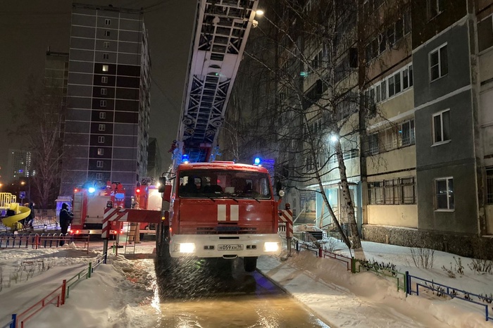В СК рассказали о пожаре, в котором погибла женщина, выпав с 12-го этажа