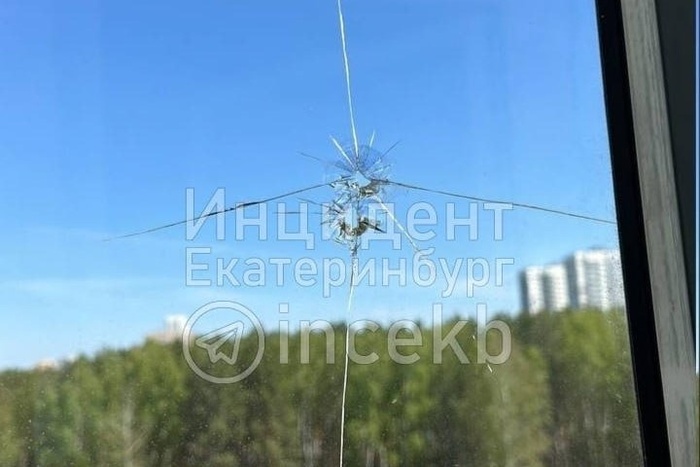 В Екатеринбурге неизвестные обстреляли чужой балкон