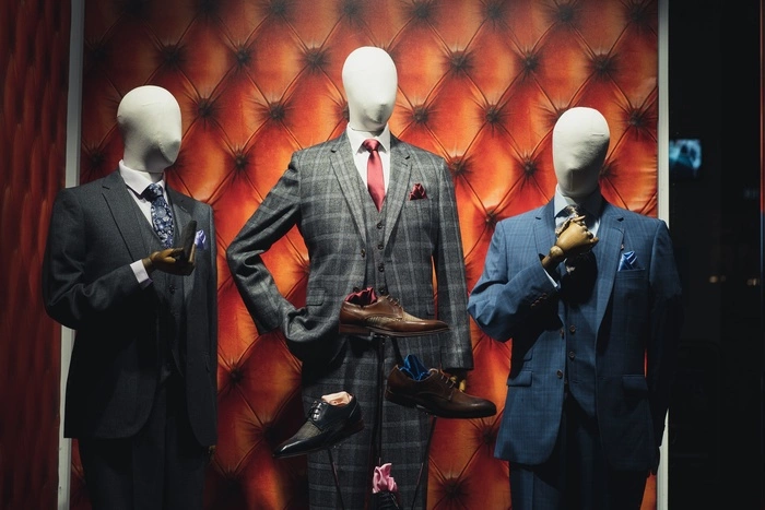 У свердловского магазина забрали одежду и манекены из-за долгов