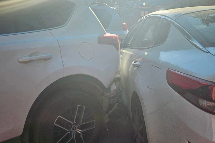В Екатеринбурге водитель такси с приступами эпилепсии протаранил припаркованные машины