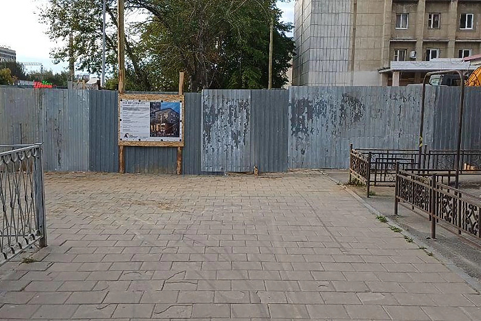 На Восточной пешеходов вынуждают выходить с тротуара на проезжую часть