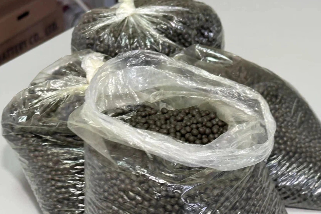 Таможенники Кольцово рассказали, сколько насвая задержали с начала этого года