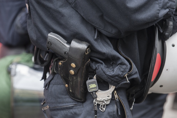 В Талице владелец незаконного арсенала пытался отбиться от сотрудников полиции