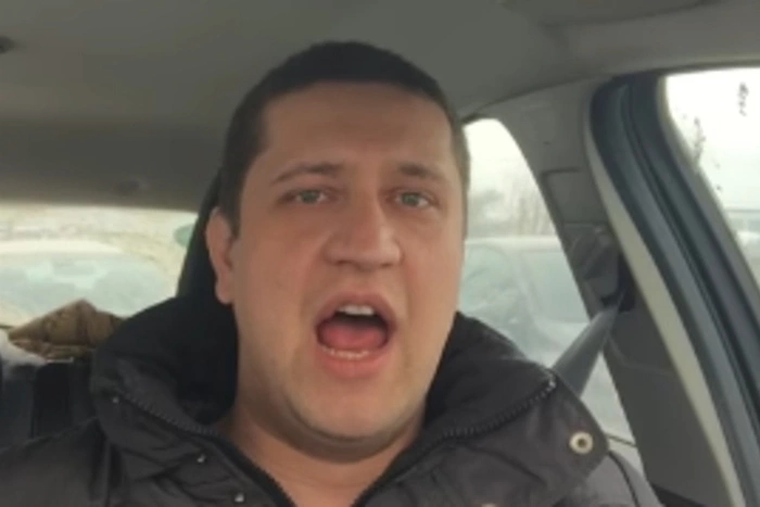 В Екатеринбурге появился поющий таксист. Парни удивляются, девушки хотят сбежать