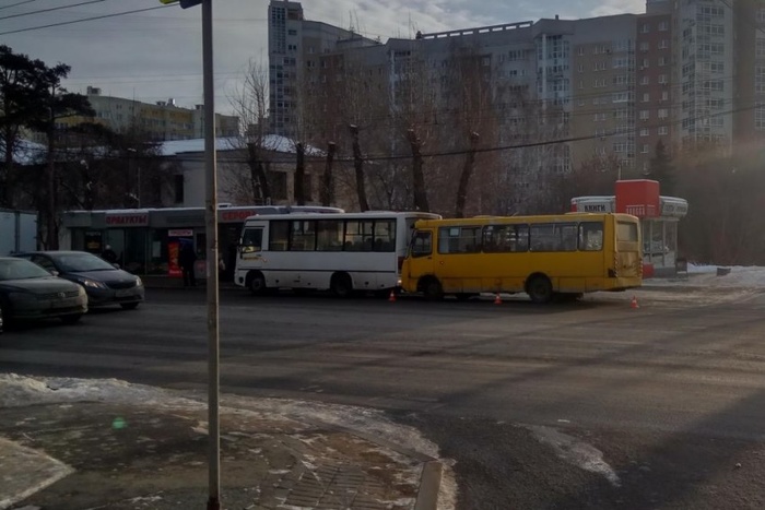 Два маршрутных автобуса столкнулись на остановке на Щорса