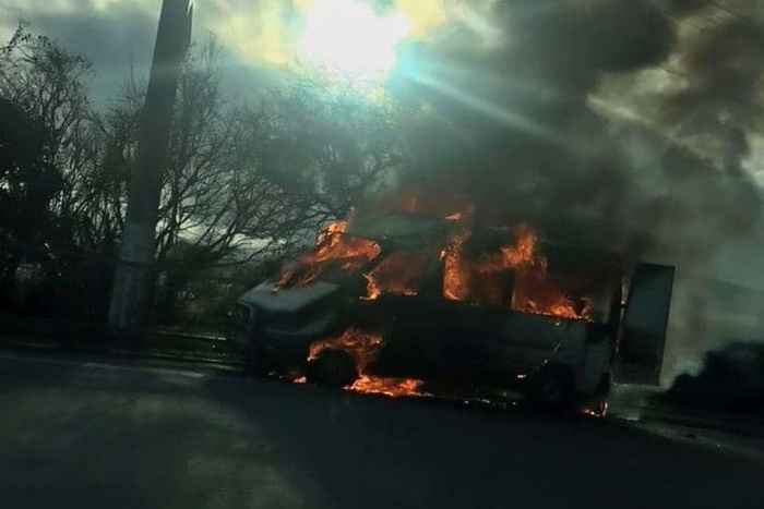 Мужчина поджёг микроавтобус с пассажирами и погиб — видео
