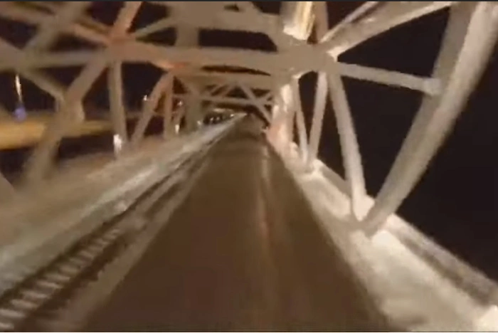 Мужчина проехал на крыше поезда по Крымскому мосту