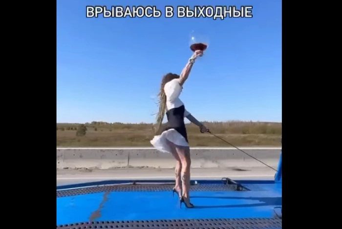 В Екатеринбурге блогершу оштрафовали за поездку верхом на эвакуаторе