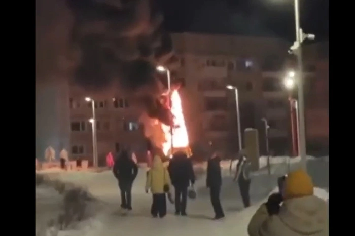 В свердловском городе сгорела городская ёлка