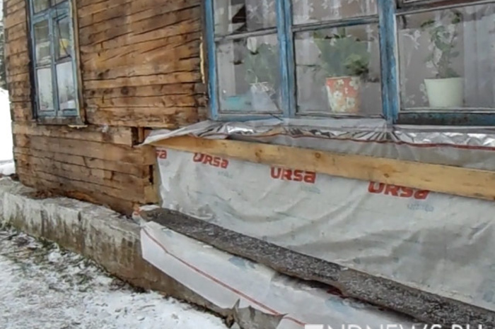 Жители поселка под Невьянском сняли шокирующие кадры капремонта их домов