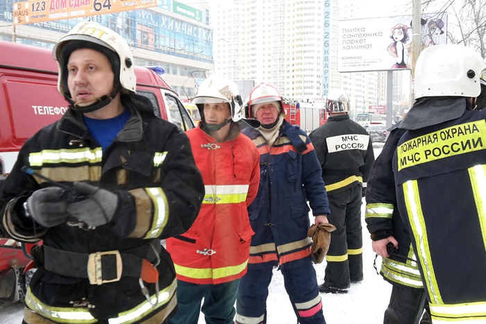 Три человека пострадали при пожаре на неработающей заправке в Екатеринбурге