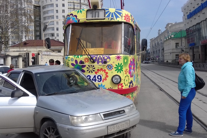 ДТП в центре Екатеринбурга: трамвай протащил легковушку несколько метров