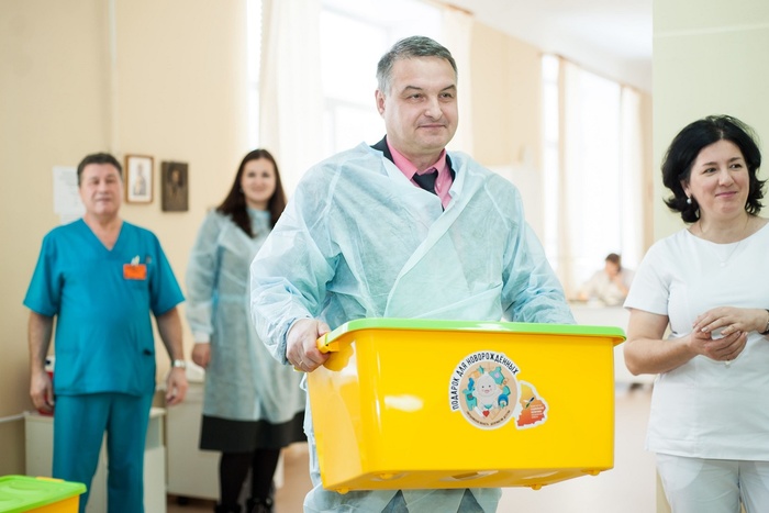 В Екатеринбурге раздали наборы для новорожденных от губернатора