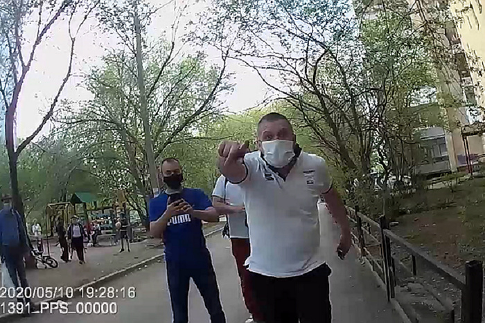 «Вы че сюда пришли?»: в Екатеринбурге нарушители самоизоляции напали на наряд полиции