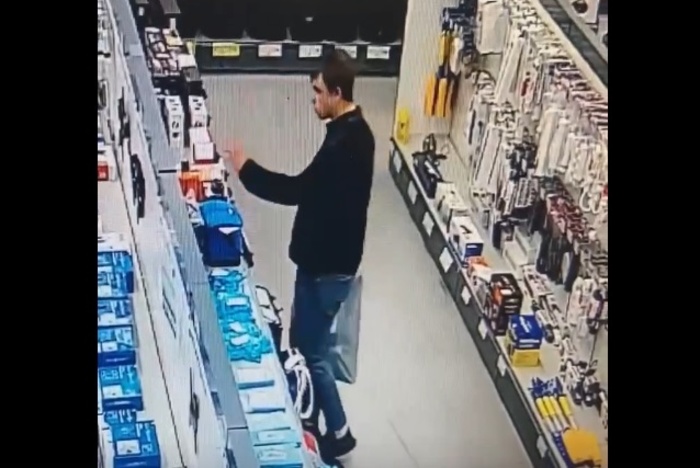 В Екатеринбурге парень украл из магазина электроники три видеорегистратора