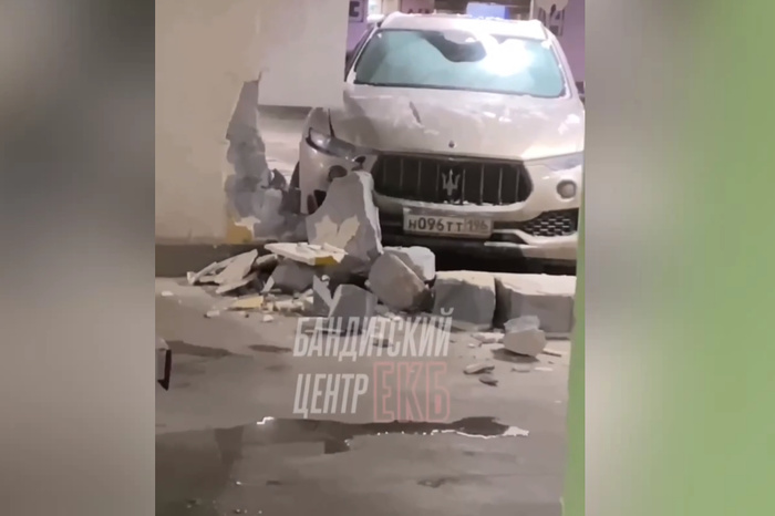 На парковке ТЦ Екатеринбурга девушка на Maserati снесла стену