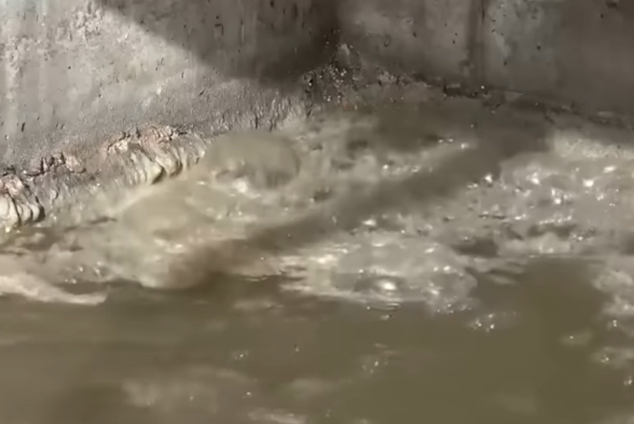 Тело тюменского рабочего, упавшего в канализацию, ищут в реке Туре