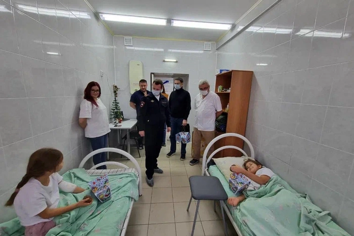 Руководство свердловской Госавтоинспекции навестило в больнице детей, пострадавших в ДТП