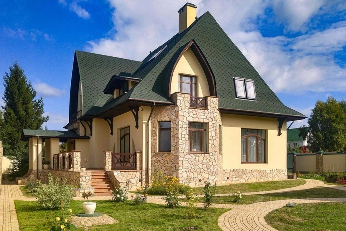 Под Екатеринбургом за 55 миллионов продают трёхэтажный коттедж с бассейном и домом-баней