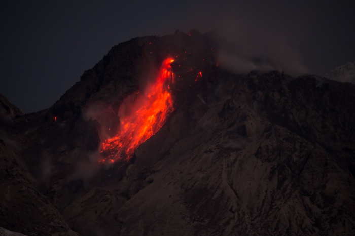 Камчатский вулкан Шивелуч выбросил семикилометровый столб пепла