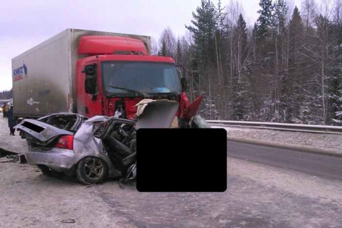 На трассе Пермь — Екатеринбург «десятка» влетела в грузовик: есть погибший