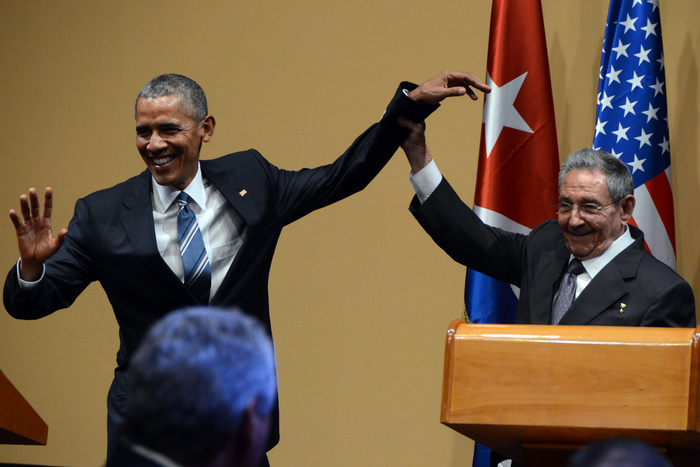 Кастро пресек попытку Обамы похлопать его по плечу