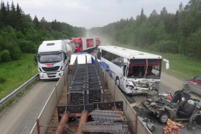 Автобус протаранил ВАЗ-2111 на трассе Пермь — Екатеринбург. Погибли три человека