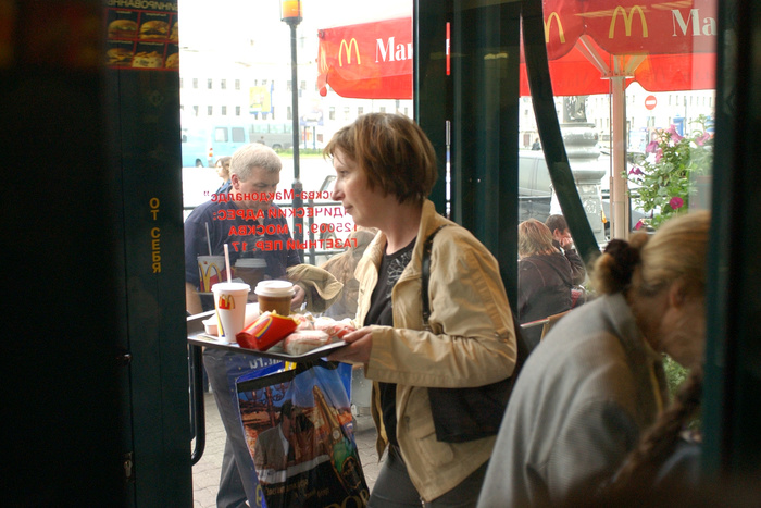 В «Макдоналдсе» опровергли информацию о массовом закрытии ресторанов сети