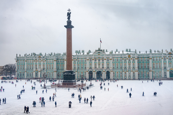 С ограды Александровской колонны в Петербурге пропал двуглавый орел