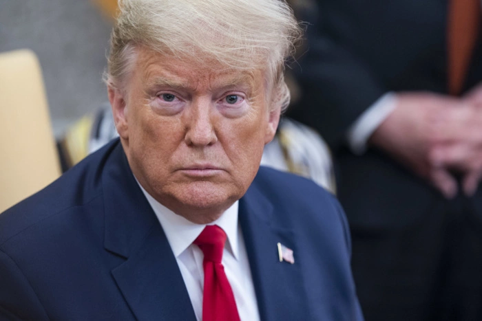 Трамп объявил о постепенном снятии карантина в США