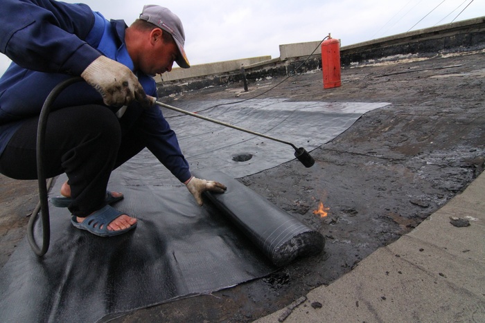 Рабочий разбился, спрыгнув с горящей крыши в Челябинске