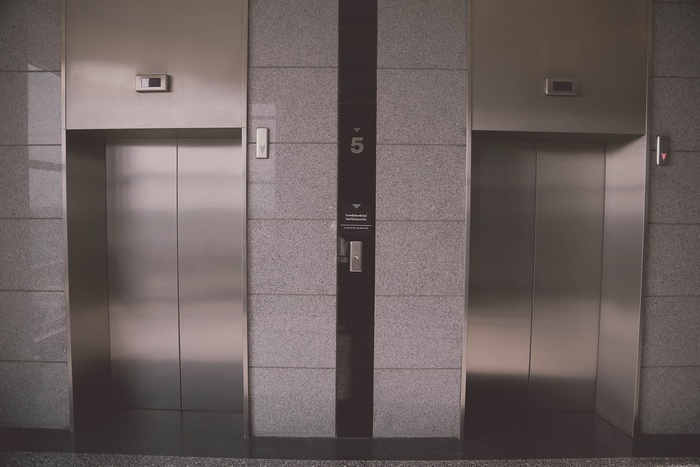 В столичном вузе рухнул лифт со студентами внутри