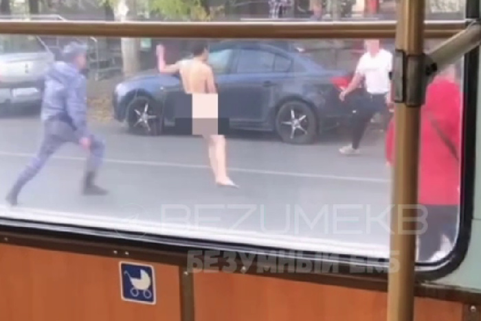 В Екатеринбурге голый мужчина пытался уехать на троллейбусе