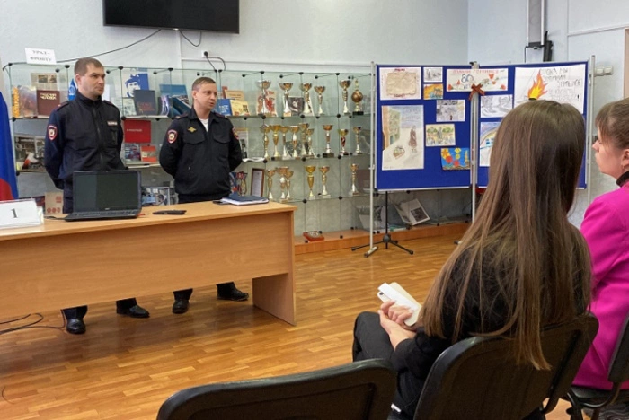 В Екатеринбурге начальник ОП №8 обматерил руководство, забыв отключить микрофон