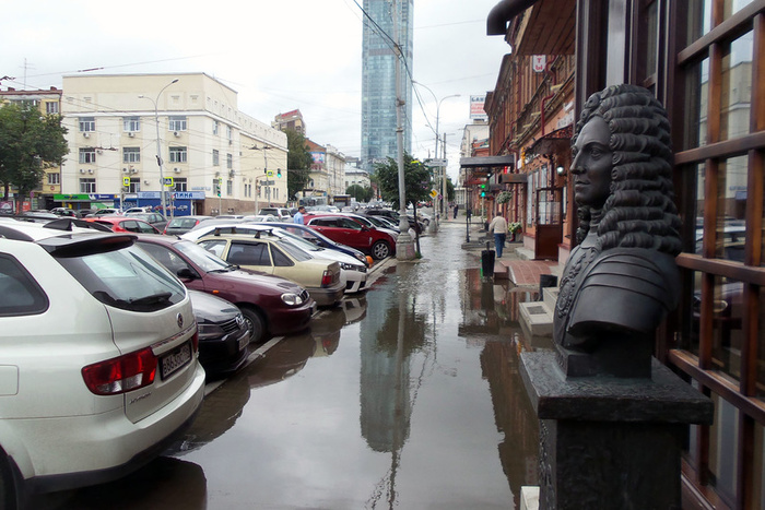 В Екатеринбурге улицу Малышева снова топят дожди