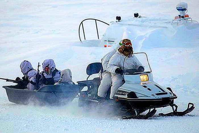 Российские десантники начали пеший марш через полярную пустыню в Арктике