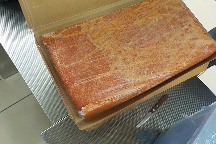 Таможенники Кольцово не пропустили 38 кг красной икры в Финляндию