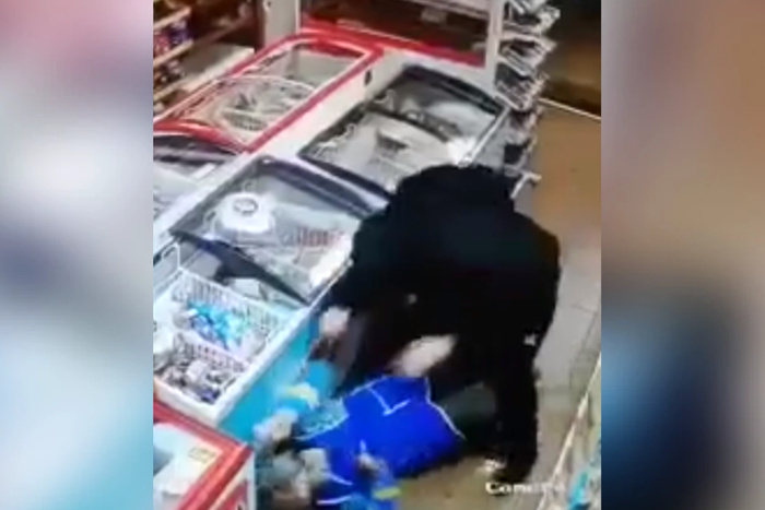 В Свердловской области школьник жестоко избил продавщицу в магазине