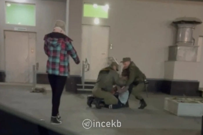 В Екатеринбурге посреди улицы скрутили мужчину