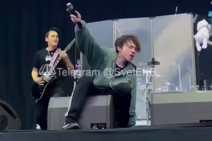 Выпал к фанатам: солист группы «Три дня дождя» утроил очень пьяный концерт в Екатеринбурге