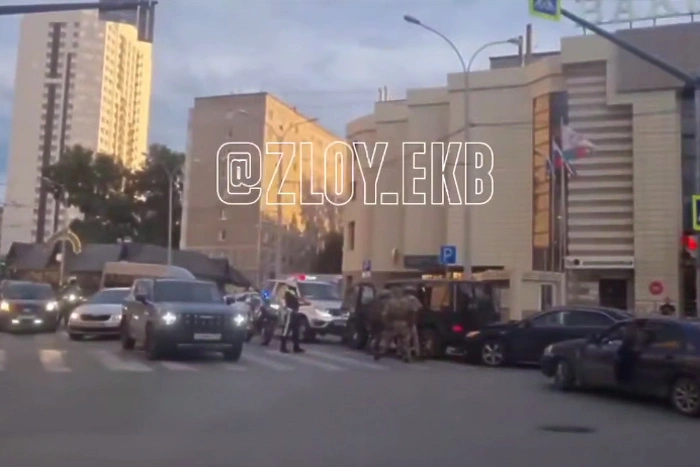 Вывеску Baku Plaza сняли в Екатеринбурге после вступления в силу закона о защите русского языка