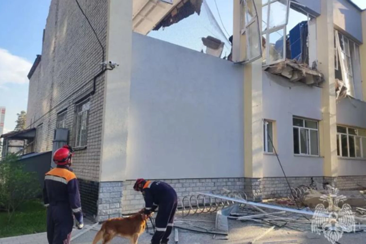 В екатеринбургском колледже обрушилась крыша