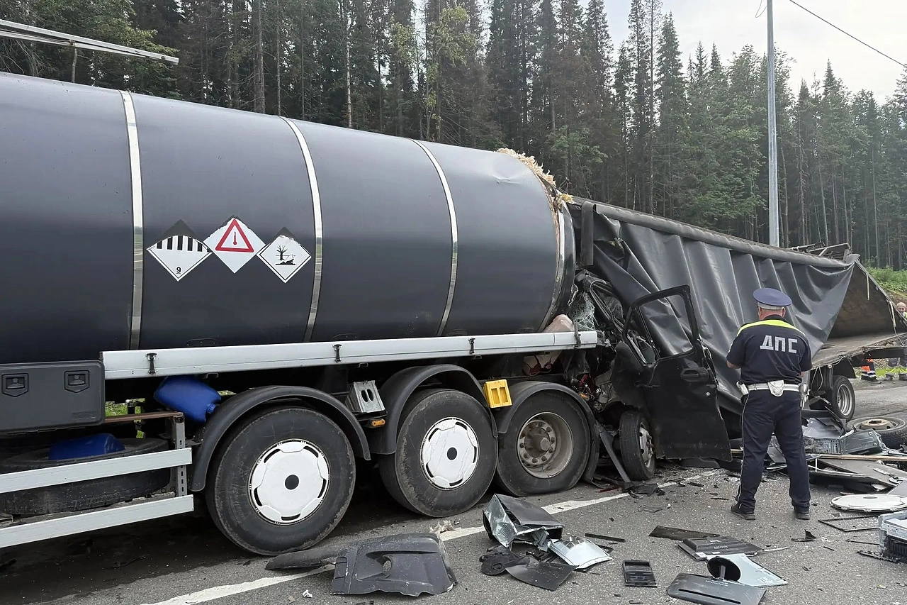 В Свердловской области водитель «Газели» влетел под стоящую фуру и погиб