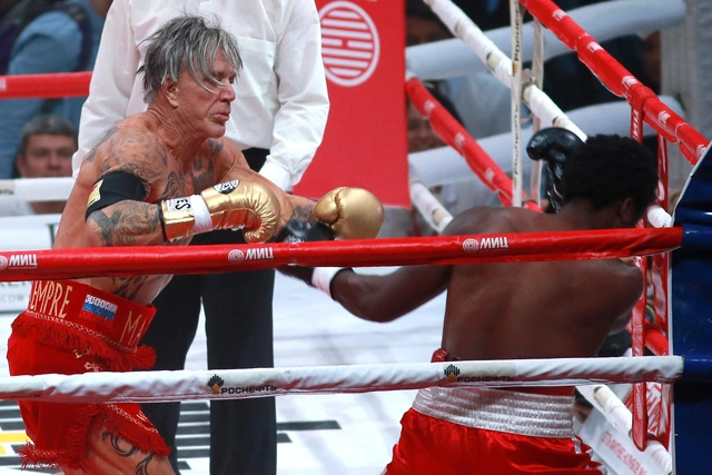 Соперник Микки Рурка по бою в Москве оказался бездомным