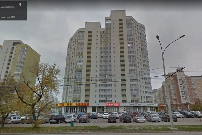 В районе Южного автовокзала под окнами многоэтажки обнаружили труп мужчины