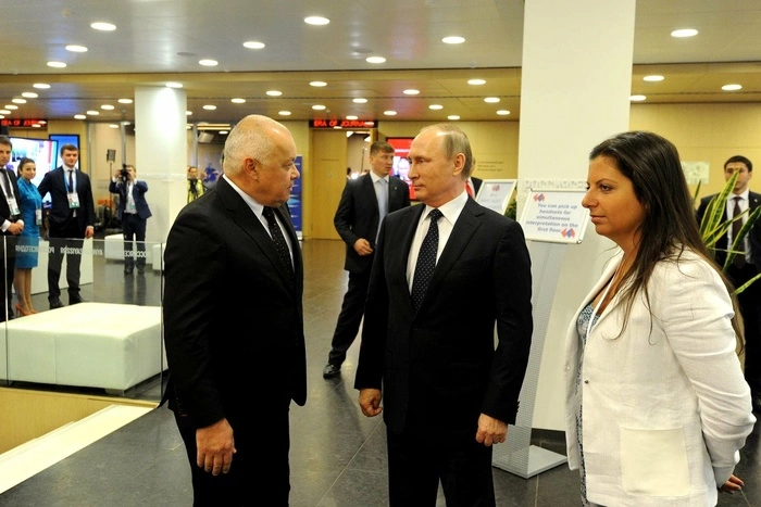 Киселев объяснил фотографии в вышиванке и дружбу с Порошенко