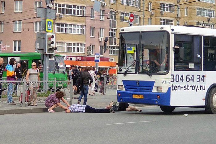 В Екатеринбурге пассажирский автобус переехал людей, перебегавших дорогу