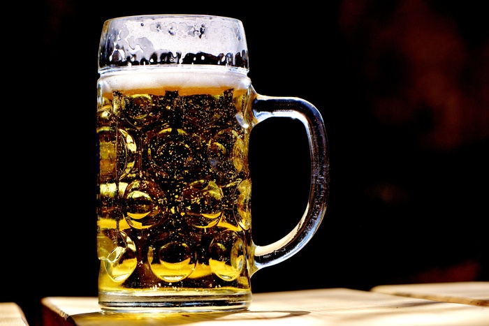 Суд не стал наказывать гуляющих екатеринбуржцев, которые вышли купить пива
